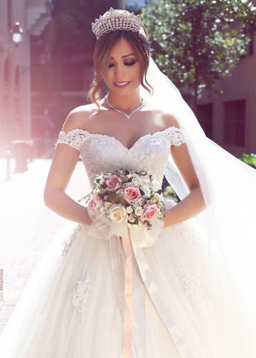 Glamorous Tulle Off-the-shoulder Neckline Ball Gown Wedding Dress With Lace Appliques