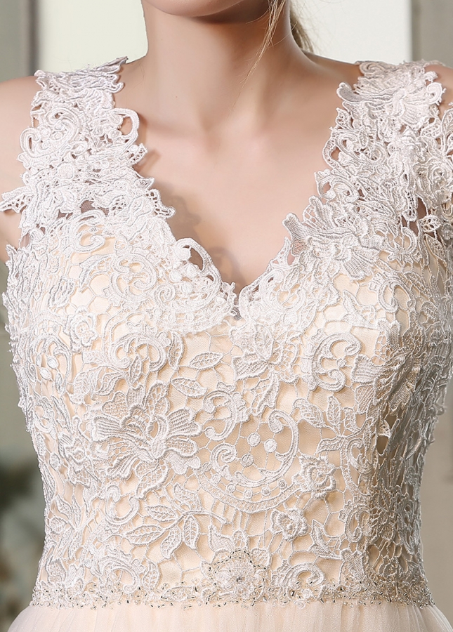 Chic Lace & Tulle V-neck Neckline A-line Wedding Dresses