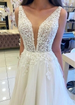Modest Tulle V-neck Neckline A-line Wedding Dresses With Beaded Lace Appliques
