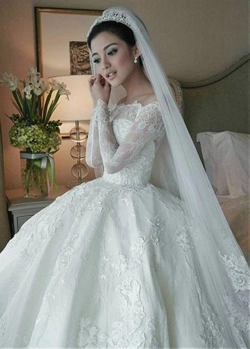 Fantastic Tulle Off-the-shoulder Neckline Ball Gown Wedding Dresses With Beaded Lace Appliques