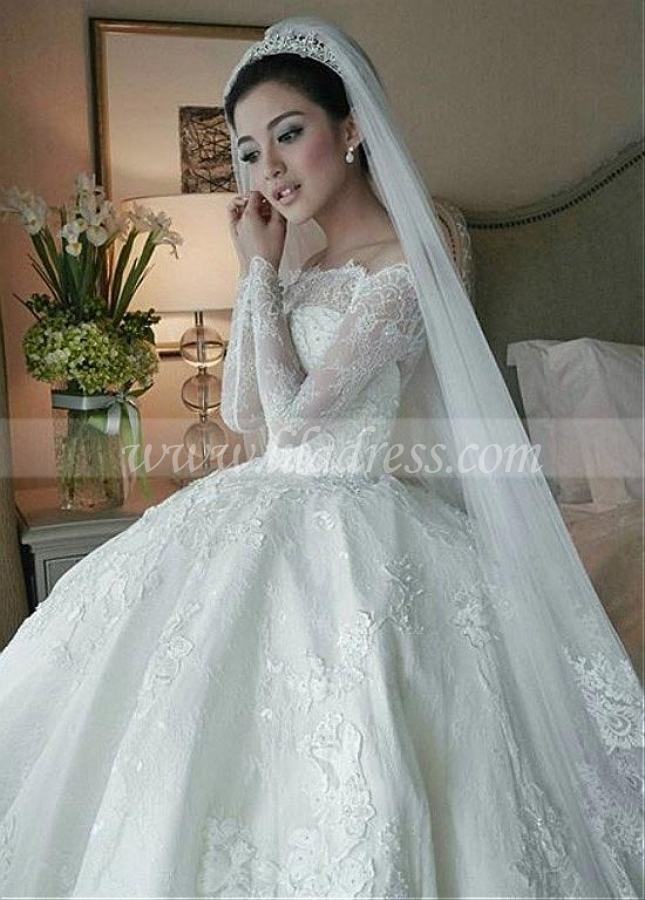 Fantastic Tulle Off-the-shoulder Neckline Ball Gown Wedding Dresses With Beaded Lace Appliques
