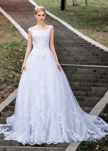 Elegant Tulle Bateau Neckline Ball Gown Wedding Dresses With Beaded Lace Appliques