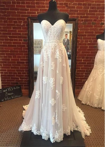 Fashionable Tulle Sweetheart Neckline A-line Wedding Dress With Lace Appliques & Beadings