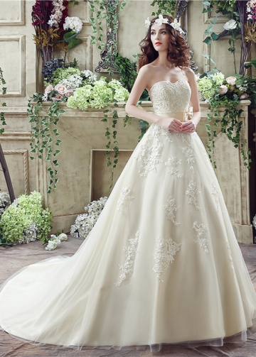 Elegant Tulle Sweetheart Neckline A-Line Wedding Dresses With Lace Appliques