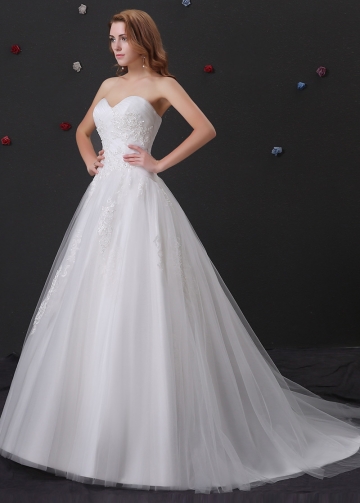 Elegant Tulle Sweetheart Neckline A-line Wedding Dress With Beaded Lace Appliques