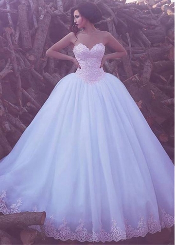 Charming Tulle Sweetheart Neckline Ball Gown Wedding Dress With Lace Appliques