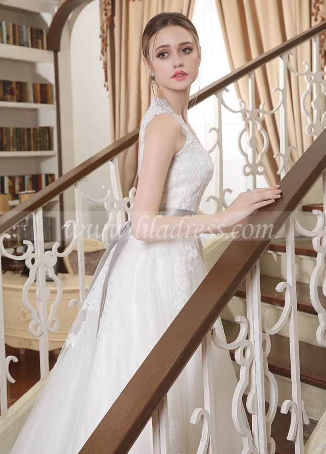 Elegant Tulle V-neck Neckline A-line Wedding Dresses With Lace Appliques