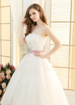 Gorgeous Tulle Strapless Neckline Ball Gown Wedding Dresses With Lace Appliques