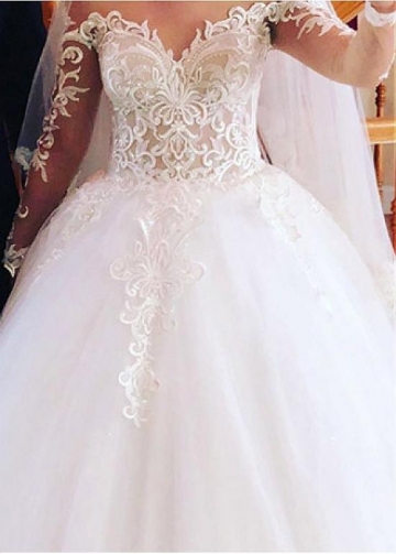 Eye-catching Tulle Jewel Neckline Ball Gown Wedding Dresses With Beaded Lace Appliques