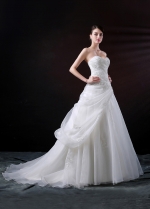 Graceful Organza Ball Gown Sweetheart Neckline Wedding Dress With Beaded Lace Appliques