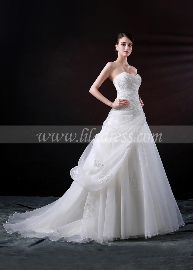 Graceful Organza Ball Gown Sweetheart Neckline Wedding Dress With Beaded Lace Appliques