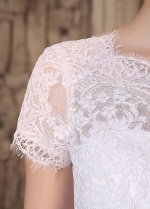 Romantic Tulle Bateau Neckline Lace Appliques A-line Wedding Dresses