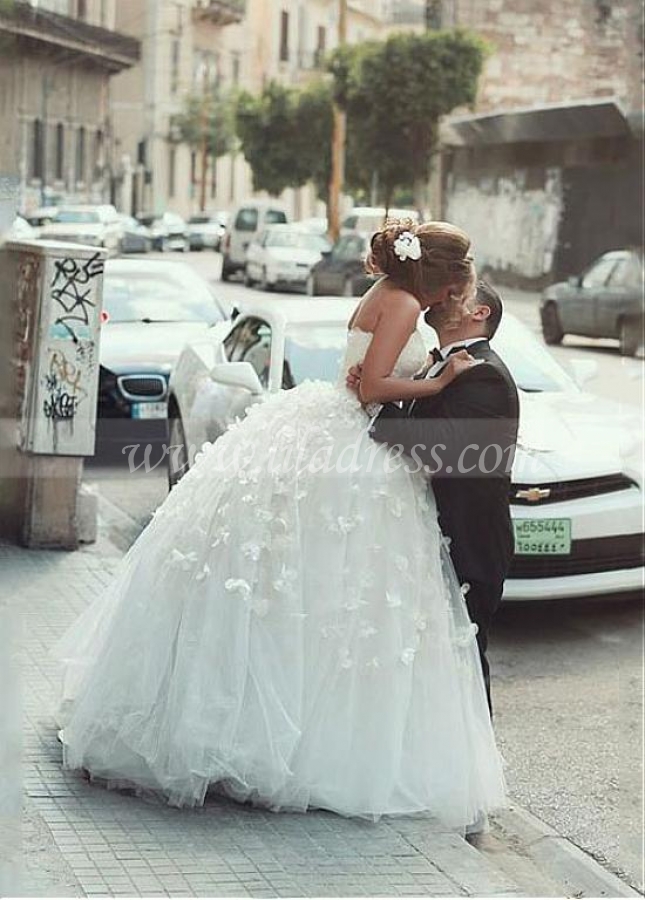 Gorgeous Tulle Sweetheart Neckline Ball Gown Wedding Dresses with 3D Flowers