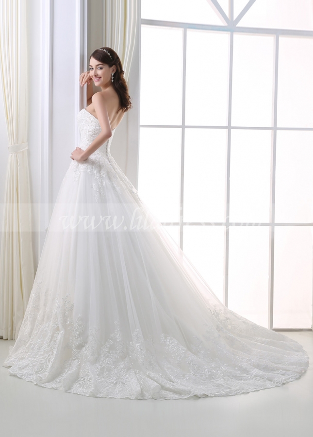 Elegant Tulle Sweetheart Neckline Ball Gown Wedding Dress With Lace Appliques