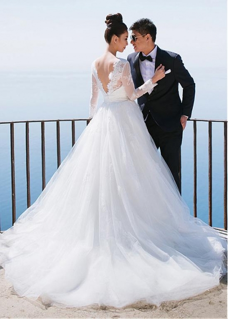 Charming Lace & Tulle V-neck Neckline A-line Wedding Dresses With Lace Appliques