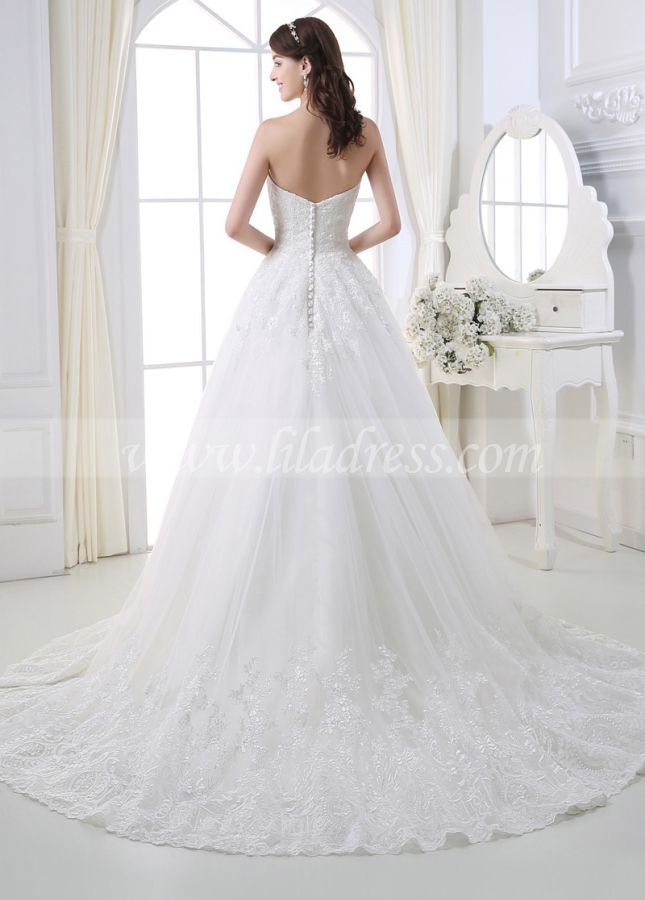 Elegant Tulle Sweetheart Neckline Ball Gown Wedding Dress With Lace Appliques