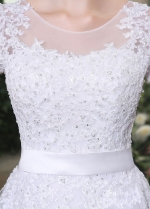 Chic Tulle Scoop Neckline Lace Appliques A-line Wedding Dresses