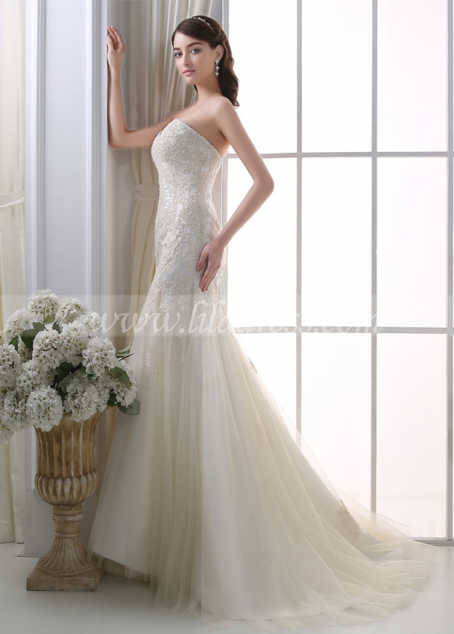 Elegant Tulle Sweetheart Neckline Sheath Wedding Dress With Beaded Lace Appliques