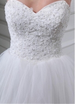 Fantastic Tulle Sweetheart Neckline Ball Gown Wedding Dress With Beaded Lace Appliques