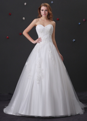 Elegant Tulle Sweetheart Neckline A-line Wedding Dress With Beaded Lace Appliques