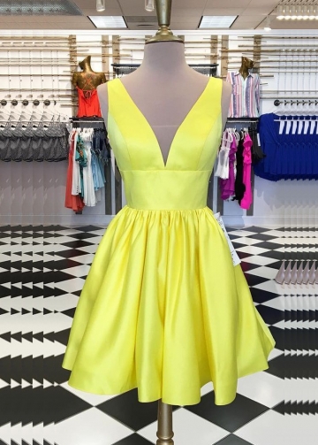 A-line Satin Short Yellow Homecoming Dresses 2018