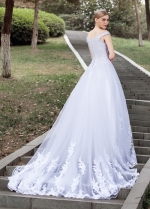 Elegant Tulle Bateau Neckline Ball Gown Wedding Dresses With Beaded Lace Appliques