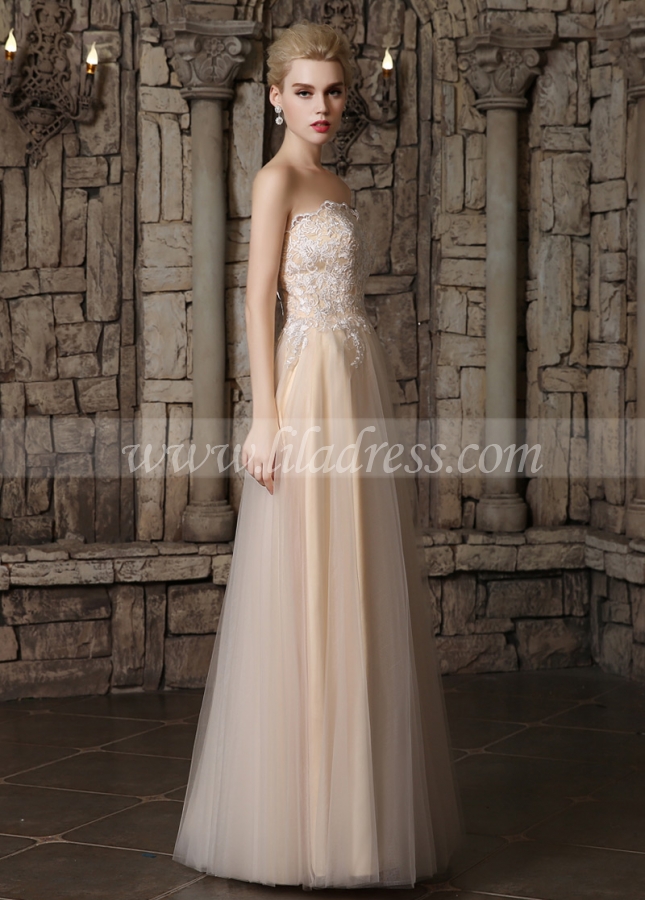 Elegant Tulle Strapless Neckline A-line Wedding Dresses With Lace Appliques