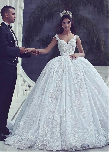 Alluring Tulle V-neck Neckline Ball Gown Wedding Dresses With Beaded Lace Appliques