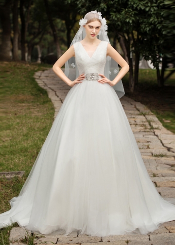 Stunnning Tulle V-neck Neckline Ball Gown Wedding Dresses