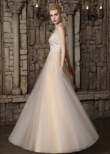 Elegant Tulle Strapless Neckline A-line Wedding Dresses With Lace Appliques