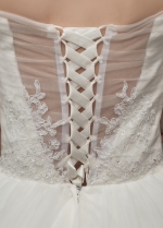 Elegant Tulle Off-the-shoulder Neckline A-line Wedding Dresses With Lace Appliques