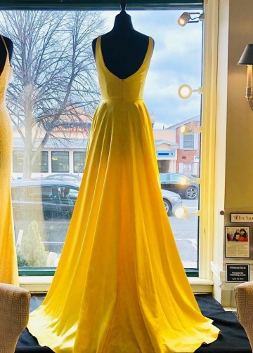 Elegant Long Yellow Prom Gown with Leg Slit Side