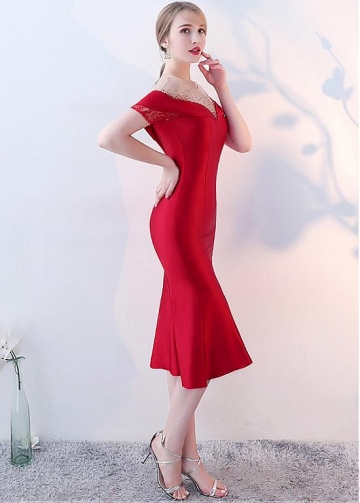 Chic Red Satin Jewel Neckline Knee-length Sheath/Column Cocktail Dresses With Beadings