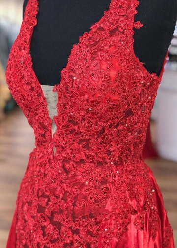 Made-to-Order Red Lace Evening Dresses Beaded V-neckline