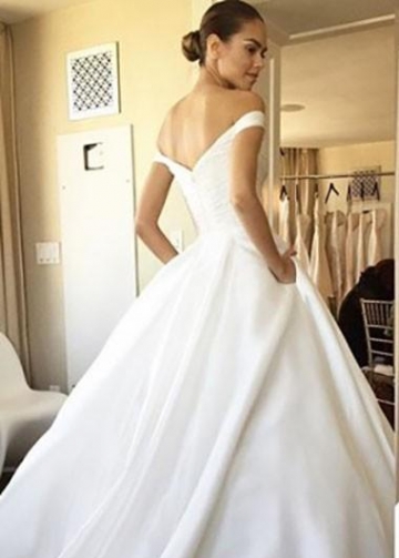 Off-the-shoulder Sweetheart Satin Simple Bridal Gown 2023
