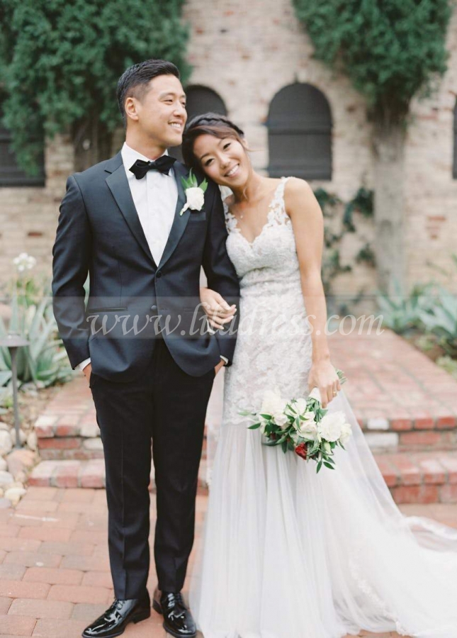 Sheer Neckline Appliqued Lace Bride Outdoor Wedding Gowns 2023