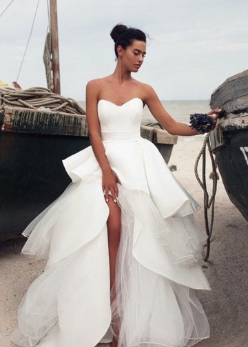 Unique Sweetheart Backless Wedding Gowns with Tiered Skirt