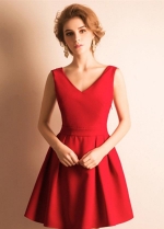 V-neckline Satin Red Homecoming Dresses Short